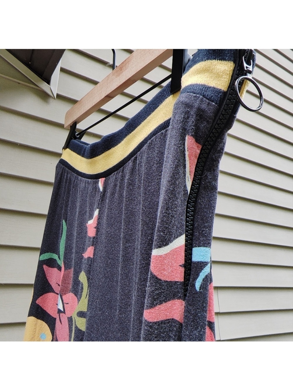 Farm Rio Flower Pants. - Picture 6 of 13